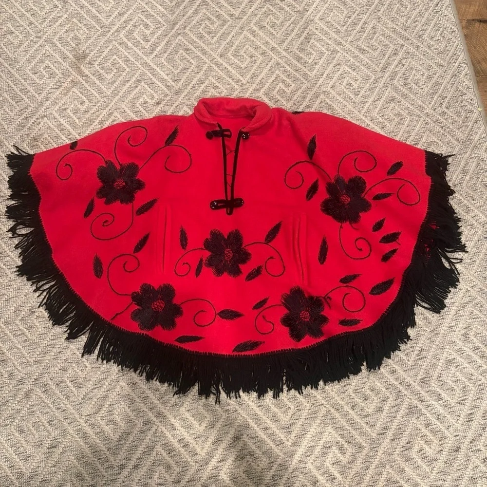 ❤️ Vintage Red Embroidered Fringe Cape / Poncho ❤️ - Picture 5 of 5